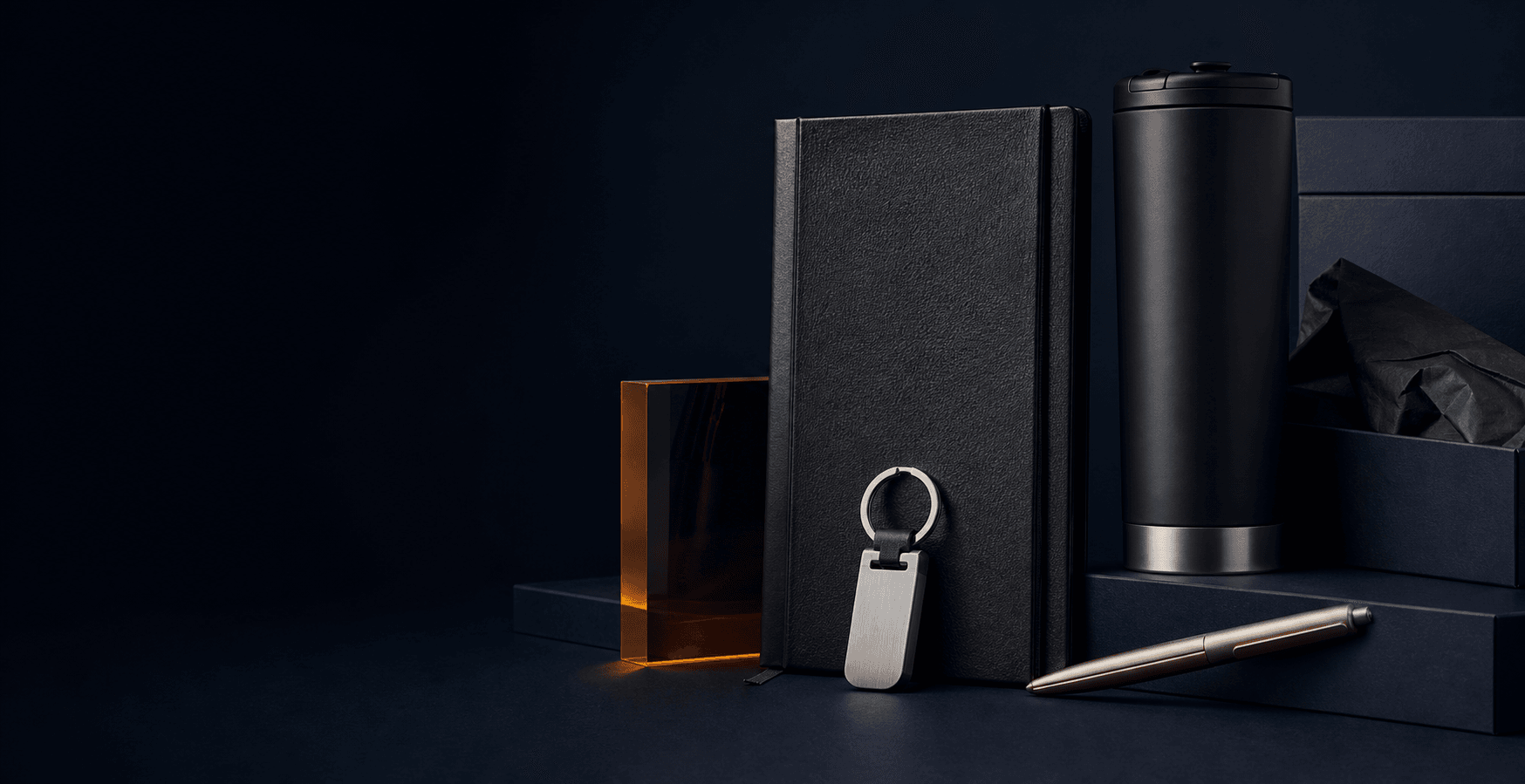 Siyah defter, termos, metal anahtarlık ve kalemden oluşan premium kurumsal hediye kompozisyonu